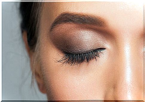 Use brown shadows on your eyelid