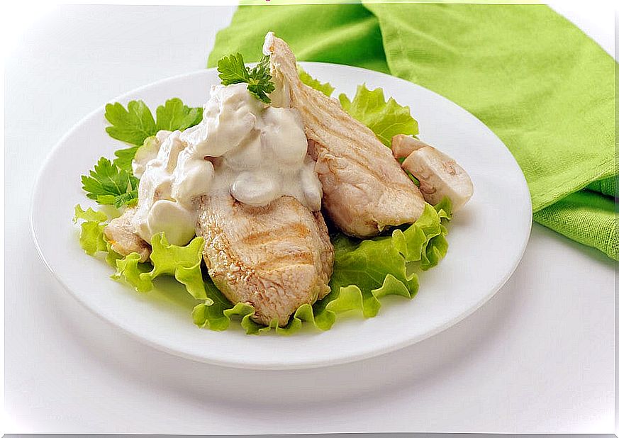 Chicken breast with cream and mushrooms