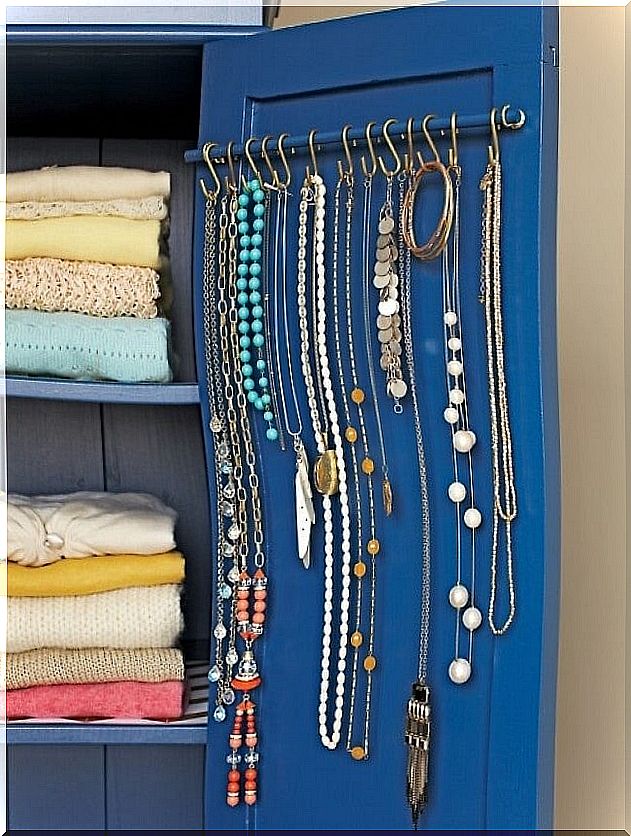 Metal hooks to accommodate your accessories