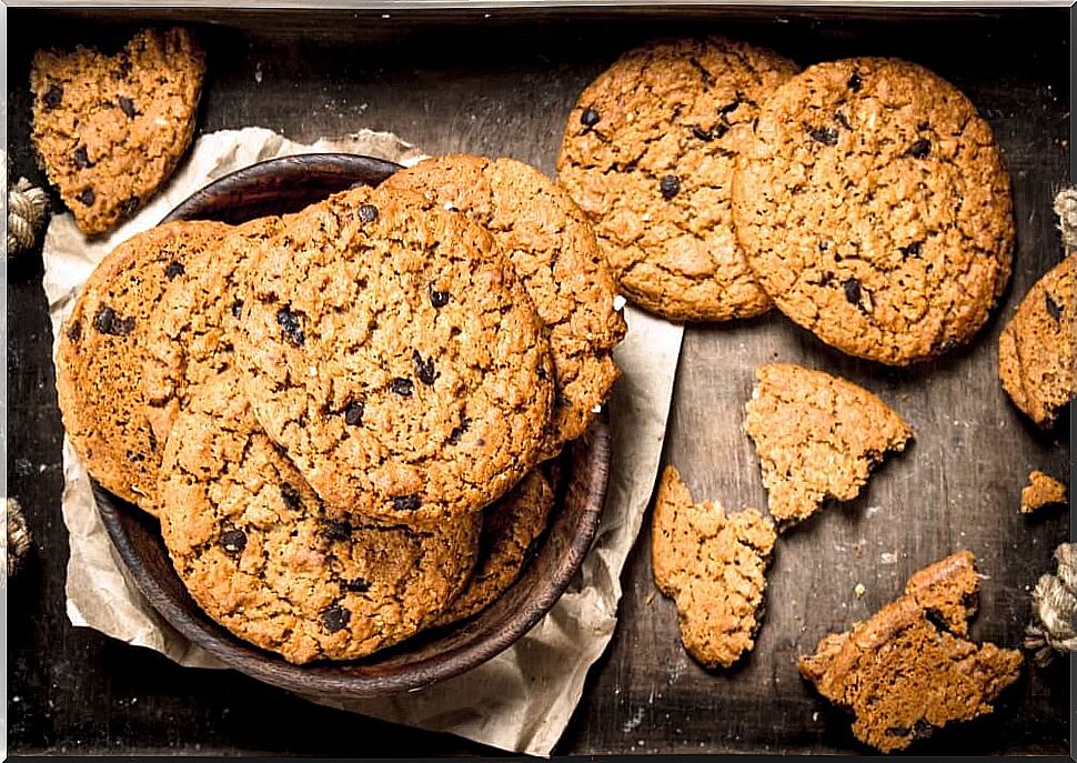 Oatmeal cookies in a wooden bowl.