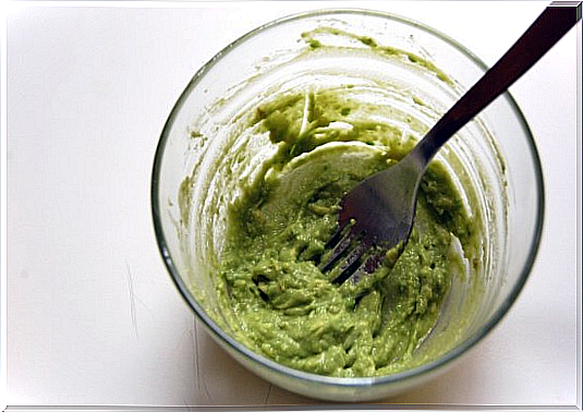 Cream-of-avocado-aloe-and-coconut-oil-for-the-hair.