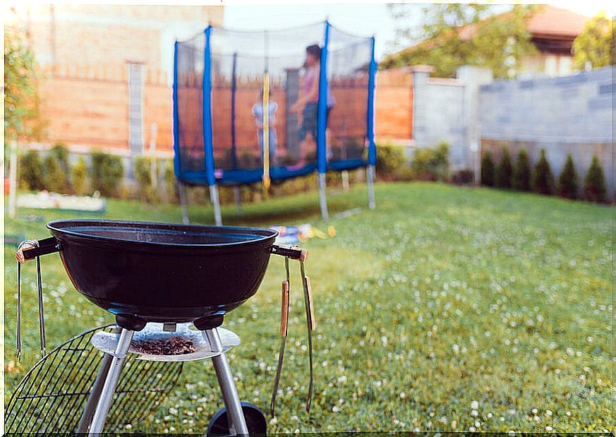 Cleaning a barbecue