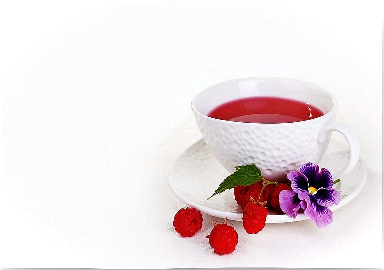 Raspberry tea, one of the home remedies to combat menstrual pain.