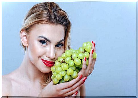 Woman with a bunch of grapes