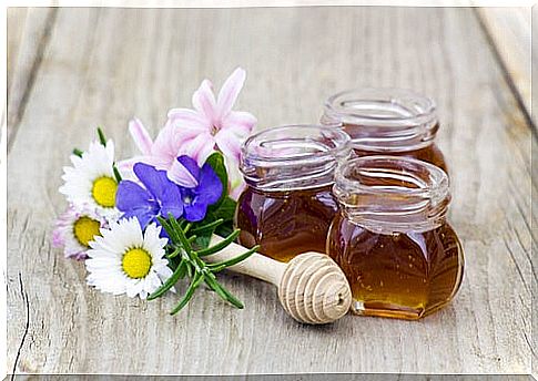 Hair tonic with rosemary, cinnamon, nettle and honey