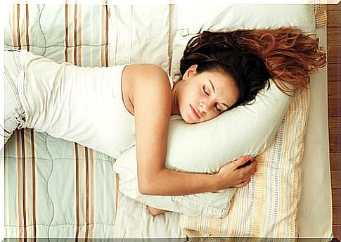 Is it good to sleep without a pillow?