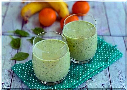 Green tea and fruit smoothie