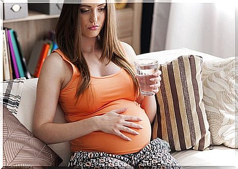 Pregnant-woman-hydrating