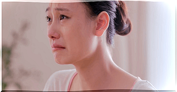 chinese-woman-crying-for-her-loneliness