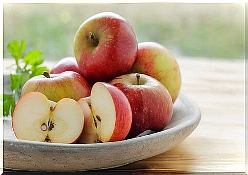 Bowl with apples