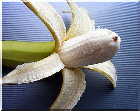 Banana peel as a remedy to whiten our teeth